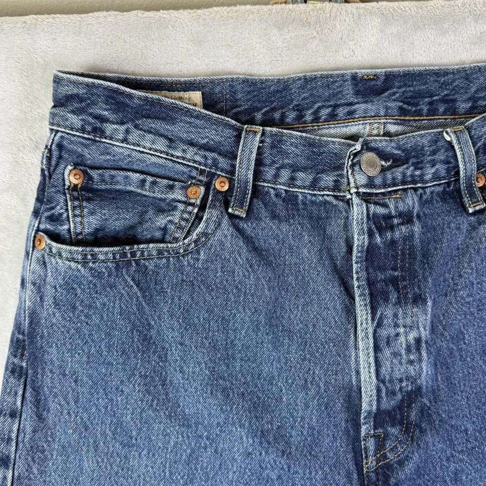 Levi's 501 Medium Wash Jeans Men's 34 x‎ 32 (actually 32x30) Casual Classic Blue